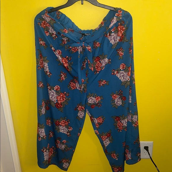Pants - 🩵Kristin Nicole Blue Floral Pants NWOT